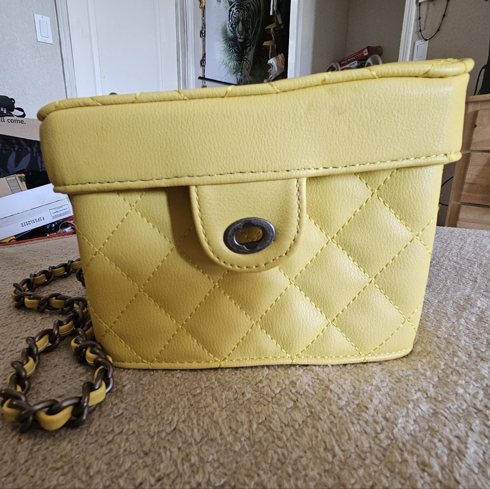 Yellow rectangular shaped purse from Italy 🇮🇹